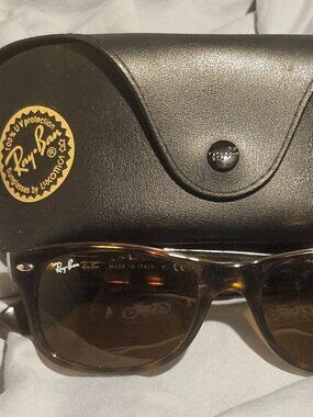 Women's Ray Ban Wayfarer Tortoise sunglasses